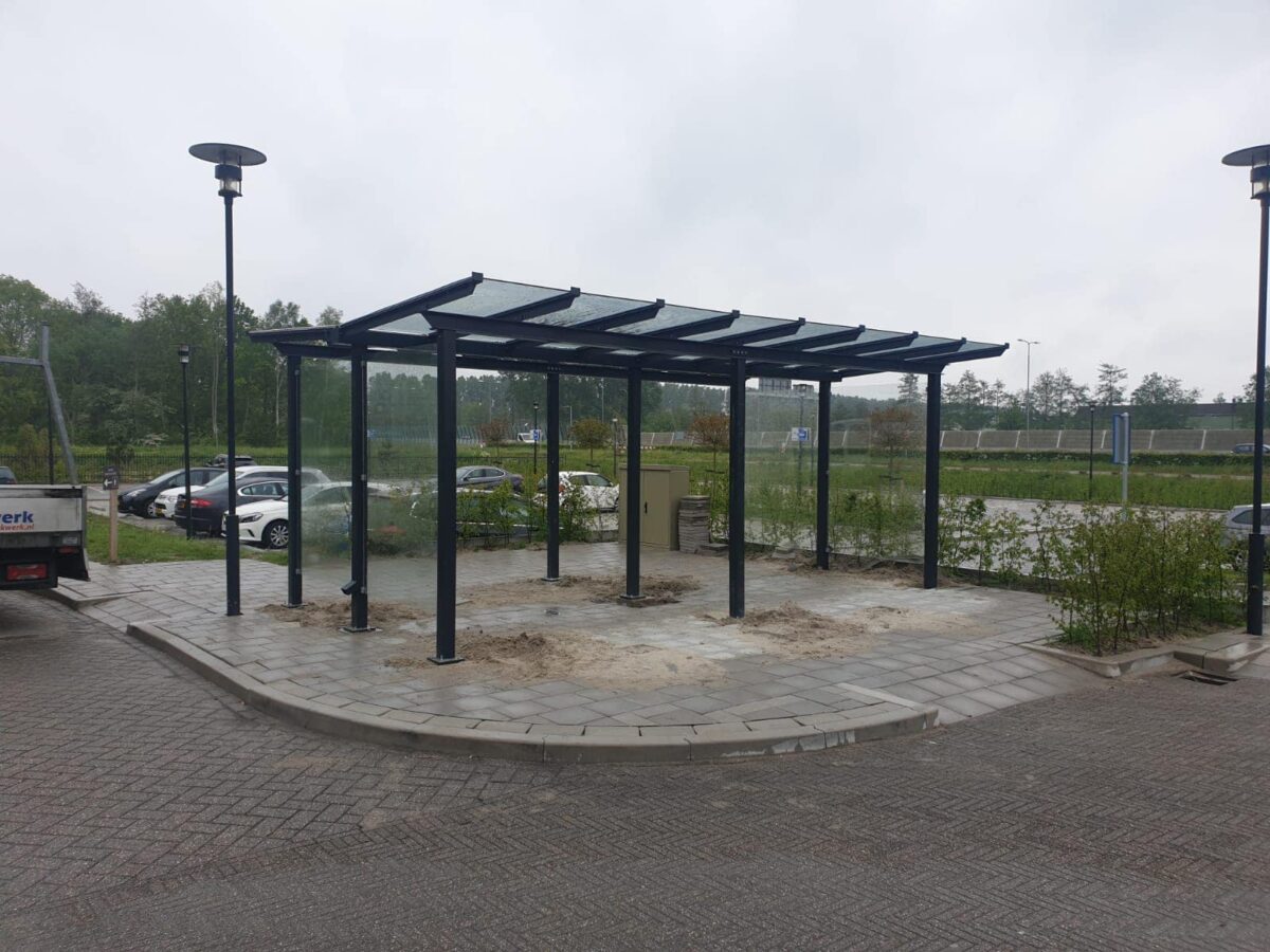 Moderne glazen fietsoverkappingen bij de Amerikaanse Ambassade in Den Haag 5 Fietsoverkapping City voor de openbare ruimte in een tweezijdige uitvoering.